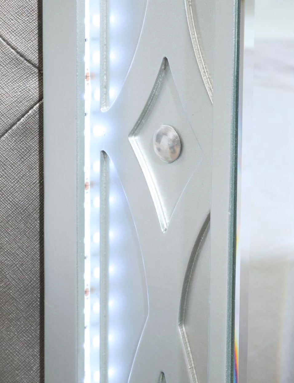 Gunnison Queen/King Bedroom set 4pc with LED Lights Silver Metallic